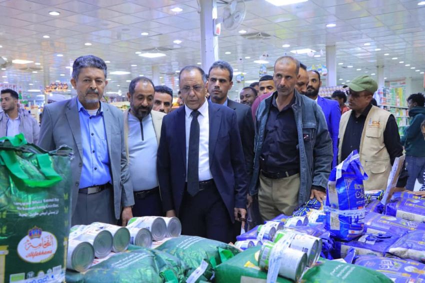 وزير الصناعة والتجارة يطلع على مدى الالتزام بالتخفيضات السعرية في أسواق مأرب