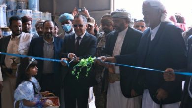 وزير الصناعة ووكيل محافظة مأرب يفتتحان مصنعي هيلان للمياه والمناديل الورقية