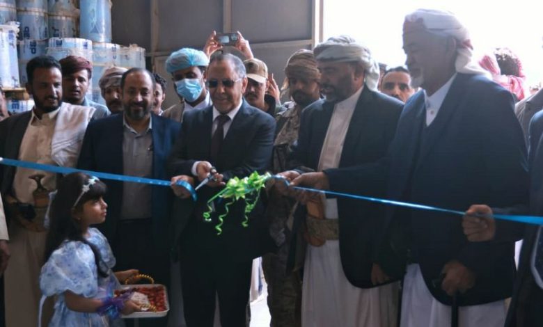 وزير الصناعة ووكيل محافظة مأرب يفتتحان مصنعي هيلان للمياه والمناديل الورقية