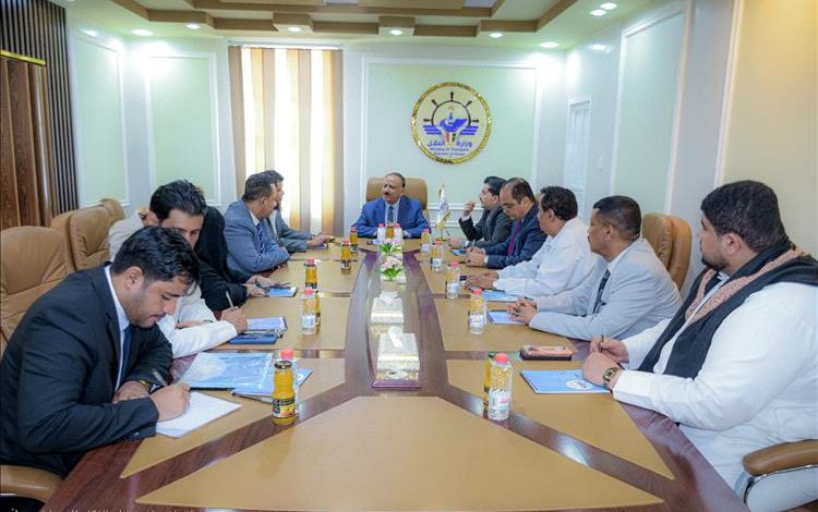 وزير النقل يناقش مع قيادة المهرة سبل تطوير قطاعات النقل ويؤكد أولوية دعم المشاريع الاستراتيجية بالمحافظة