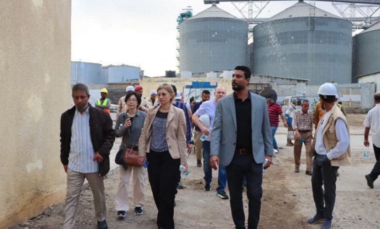 وفد من البنك الدولي يتفقد مركز الأنزال السمكي في عدن