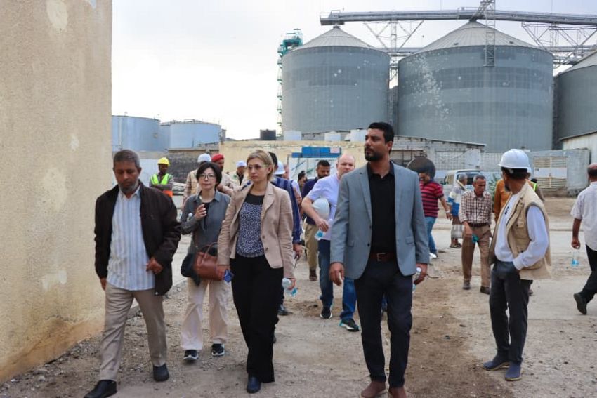 وفد من البنك الدولي يتفقد مركز الأنزال السمكي في عدن