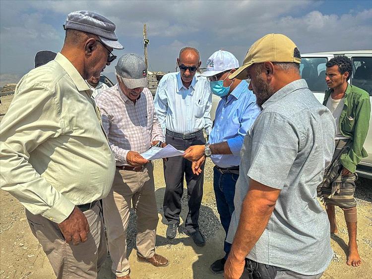 وكيل وزارة الزراعة يتفقد مستوى الإنجاز في مشروع سد حسّان الإستراتيجي بأبين