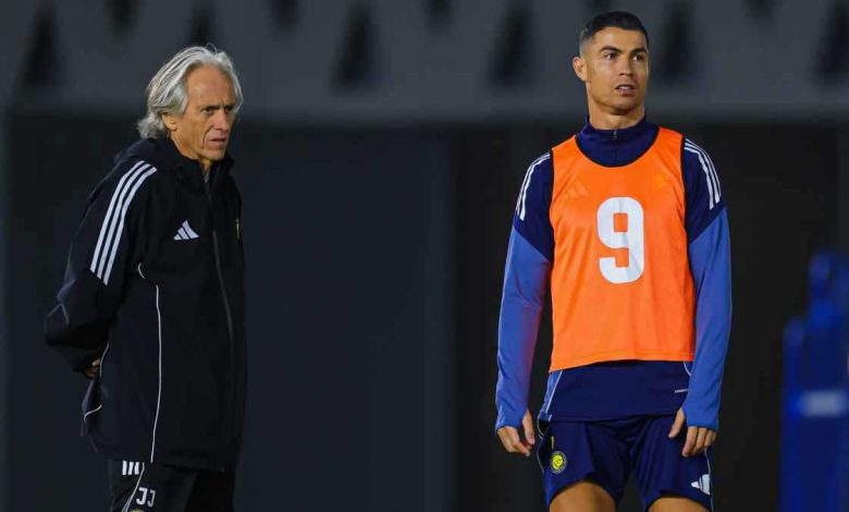 حان وقت الإقالة.. جماهير ليفربول تطالب بطرد سلوت فورا