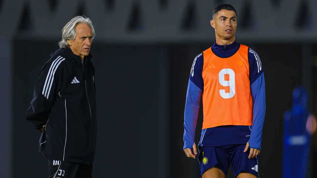 حان وقت الإقالة.. جماهير ليفربول تطالب بطرد سلوت فورا