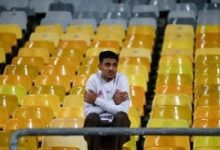 مشجع زملكاوي يواجه البرد وحيدا فى مباراة المصرى ويكسب تعاطف الجماهير