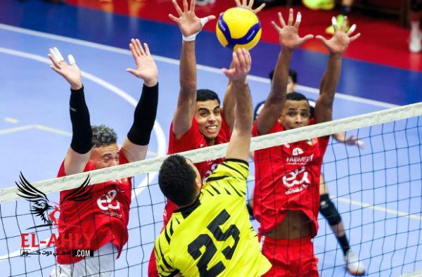 الأهلي يواصل التربع على الصدارة في دوري المرتبط للكرة الطائرة