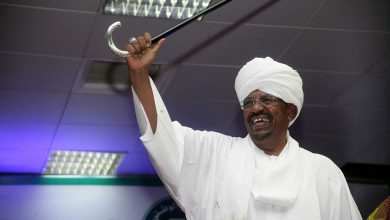 زوجة الرئيس السوداني السابق عمر البشير تنفي وفاته وتؤكد أنه في أتم الصحة والعافية