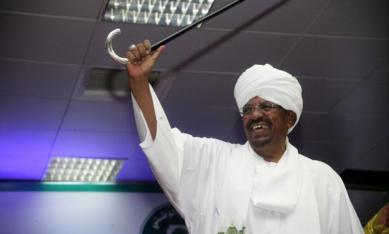 زوجة الرئيس السوداني السابق عمر البشير تنفي وفاته وتؤكد أنه في أتم الصحة والعافية