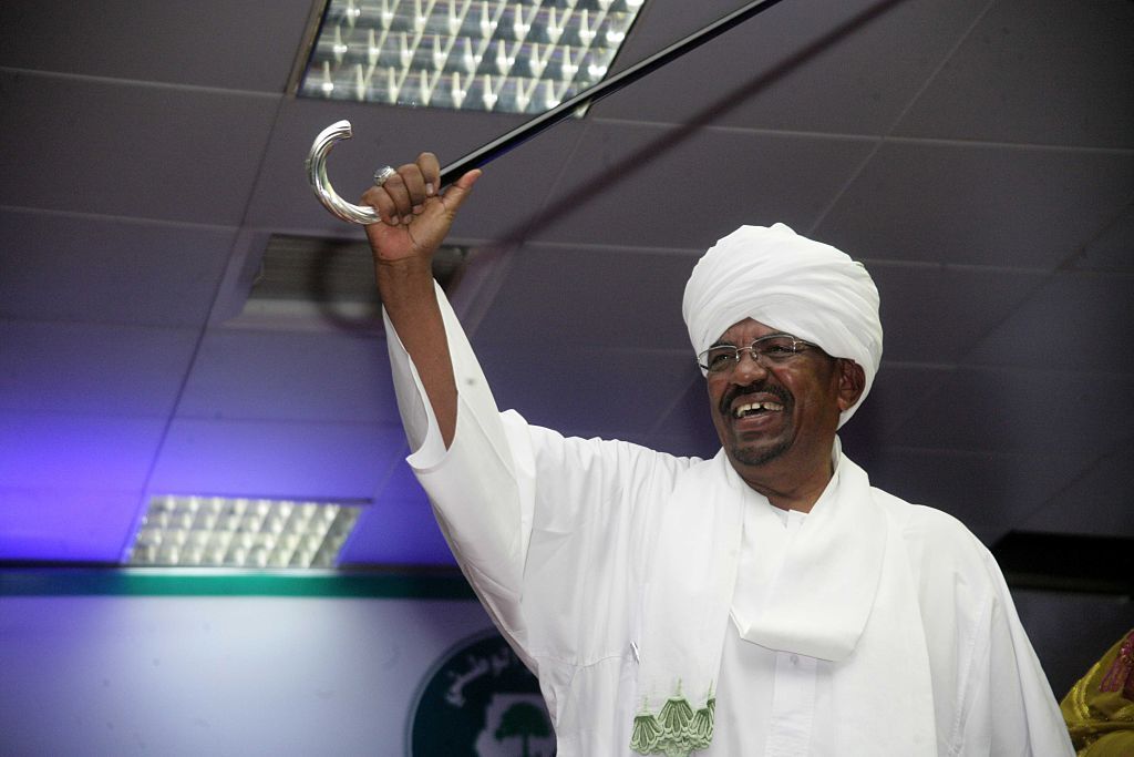 زوجة الرئيس السوداني السابق عمر البشير تنفي وفاته وتؤكد أنه في أتم الصحة والعافية