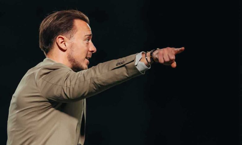 كيف تجرؤ على ذلك؟.. تفاصيل المشادة التي دمرت علاقة كريستيانو رونالدو ومورينيو