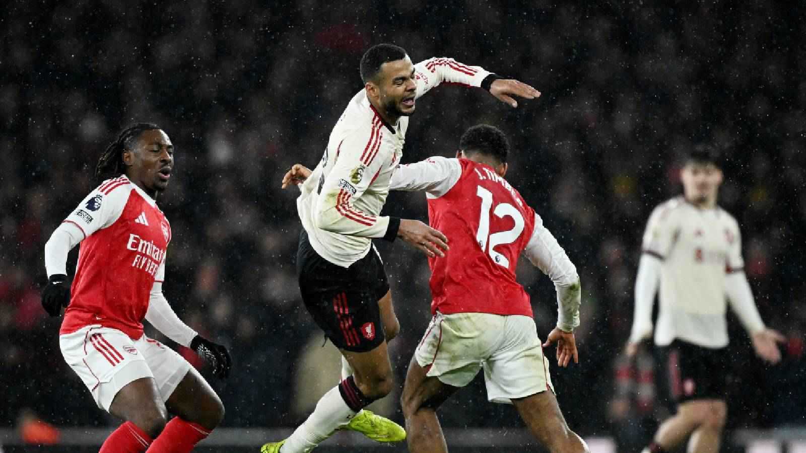 رفض ريال مدريد وبايرن ميونخ.. نجم ليفربول يوافق على تجديد عقده