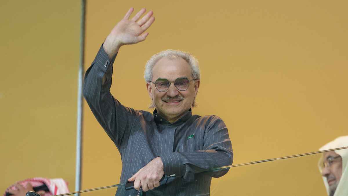 مطالبات برحيله.. مدرب الإفريقي التونسي يفجر غضبًا عارمًا