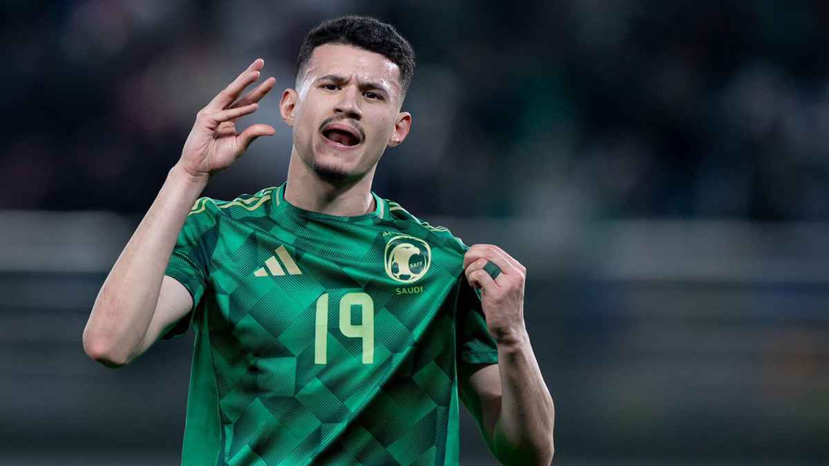 ليس حمزة عبد الكريم فقط.. 3 نجوم أثاروا غضب جمهور الأهلي أمام طلائع الجيش