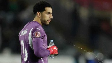 نجم منتخب مصر يرفض العودة إلى القاهرة ويطير لإنجلترا