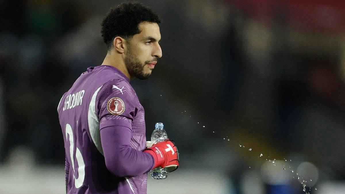 نجم منتخب مصر يرفض العودة إلى القاهرة ويطير لإنجلترا