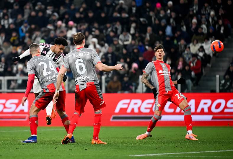 يوفنتوس ضد كريمونيزي