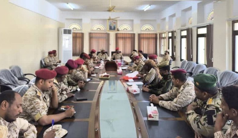 اجتماع عسكري بالمكلا يناقش التنسيق بين وحدات المنطقة الثانية ودرع الوطن