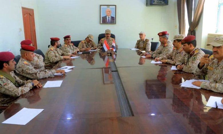 اجتماع عسكري يقر إجراءات مشددة لتأمين الطريق الدولية والمنشآت الحيوية