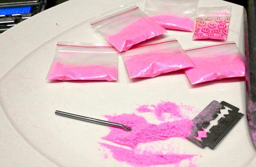 "الكوكايين الوردي".. مخدر خطير يثير قلق السلطات الأمريكية