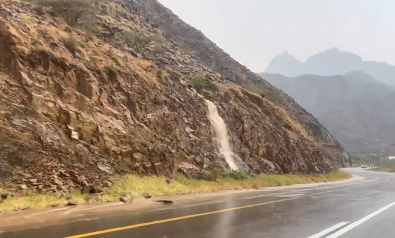 هطول أمطار غزيرة على منطقة عسير