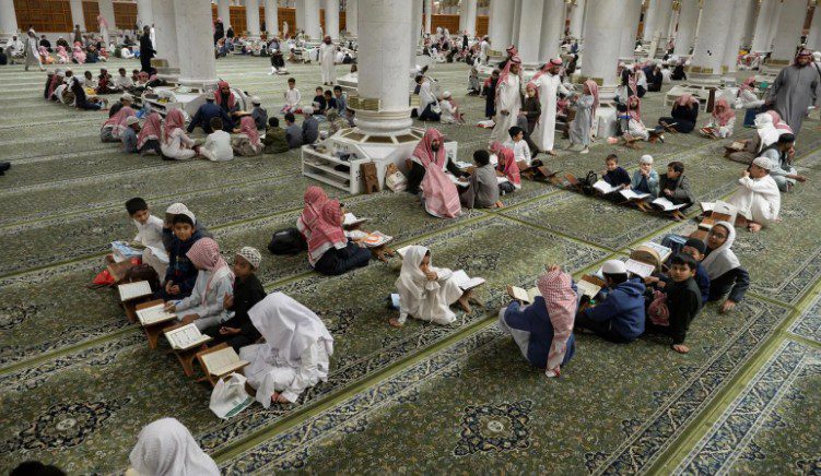 حلقات المسجد النبوي تصل إلى العالم رقميًا.. 940 ألف مستفيد خلال عام