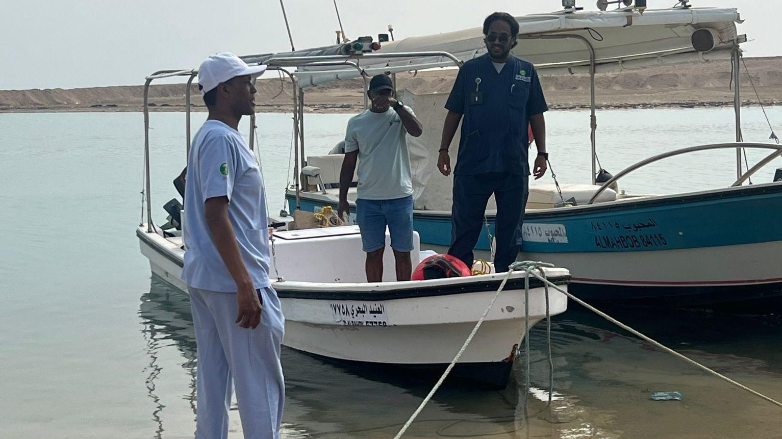 حملة رقابية مكثفة على شاطئ الشعيبة لتعزيز امتثال الصيادين بالأنظمة