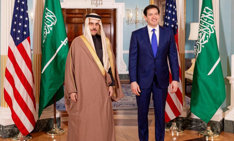 وزير الخارجية يلتقي نظيره الأمريكي لبحث مستجدات أوضاع المنطقة