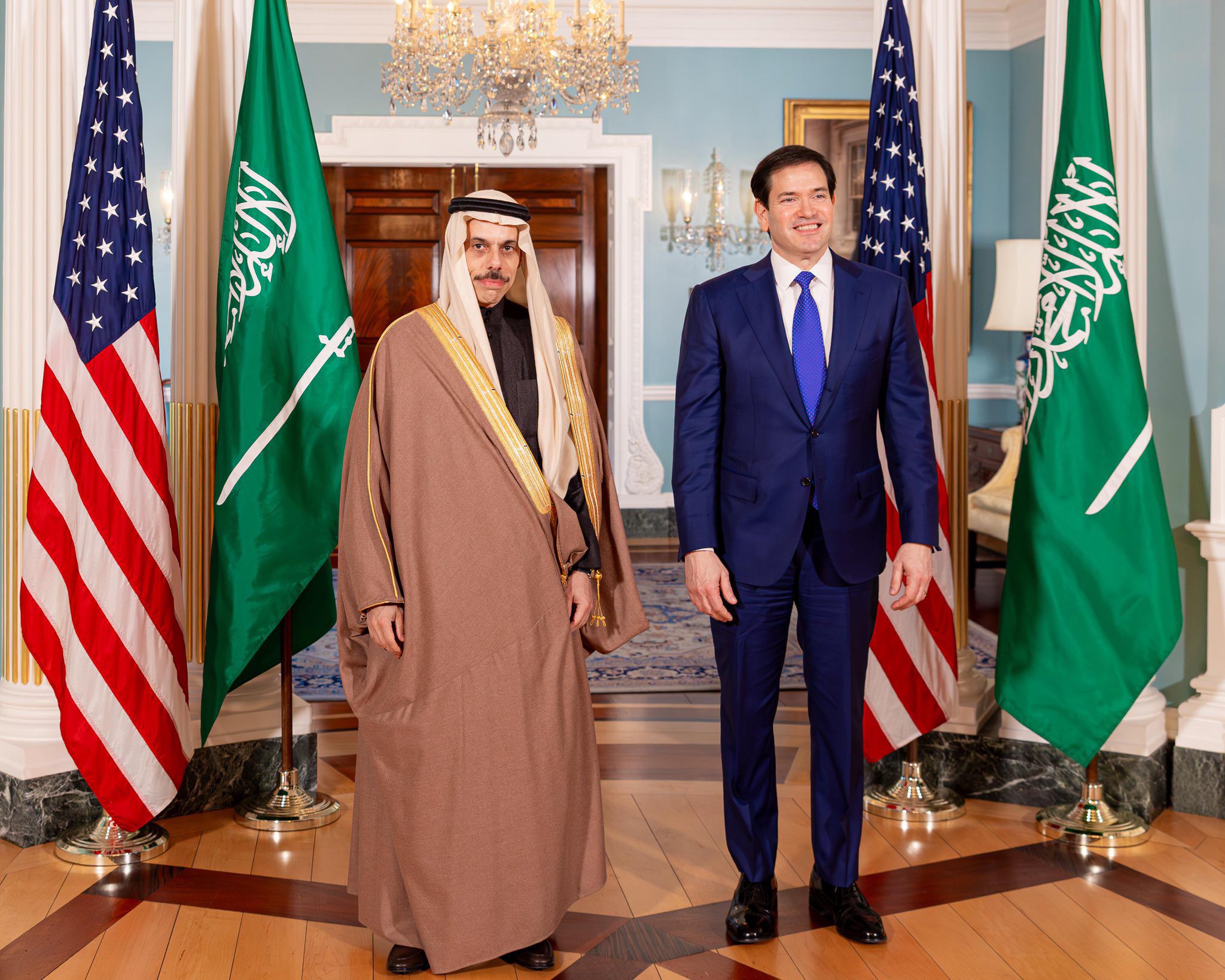 وزير الخارجية يلتقي نظيره الأمريكي لبحث مستجدات أوضاع المنطقة