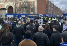 احتجاجات لجماهير تشيلسي خارج ملعب ستامفورد بريدج