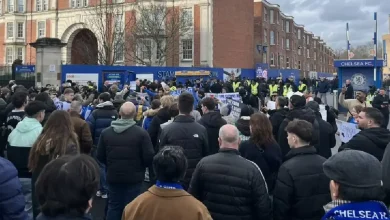 احتجاجات لجماهير تشيلسي خارج ملعب ستامفورد بريدج