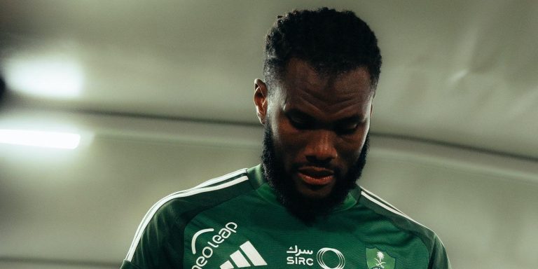 عملاق أوروبي يتطلع لضم فرانك كيسي