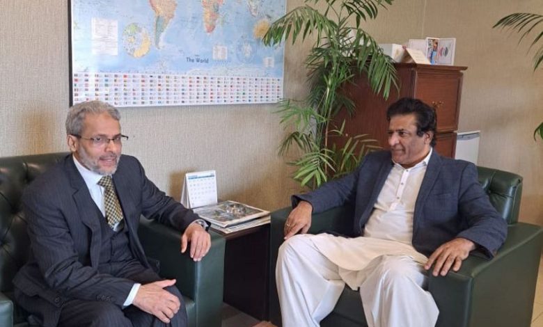 السفير العشبي يستعرض مع وكيل وزارة الخارجية الباكستانية تطورات الأوضاع في اليمن