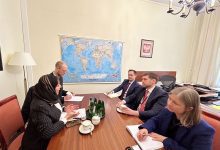 السفيرة مجلي تطلع مسؤول بولندي على تطورات الاوضاع في محافظتي حضرموت والمهرة والعاصمة المؤقتة عدن