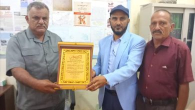 السلطة المحلية بمديرية حبيل جبر تكرم مؤسسة روابي ردفان بدرع التميز للعمل الخيري والإنساني 2025م