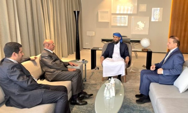 المحرّمي يناقش مع محافظ البنك المركزي مستجدات الأوضاع الاقتصادية واستقرار العملة