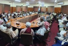 الوكيل العامري يناقش مع القيادات الاجتماعية بمديريتي شبام والقطن آليات تعزيز الأمن والاستقرار