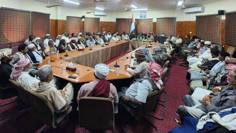 الوكيل العامري يناقش مع القيادات الاجتماعية بمديريتي شبام والقطن آليات تعزيز الأمن والاستقرار