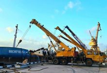 انتشال ثاني أكبر سفينة غارقة في ميناء الاصطياد السمكي بعدن