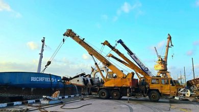 انتشال ثاني أكبر سفينة غارقة في ميناء الاصطياد السمكي بعدن