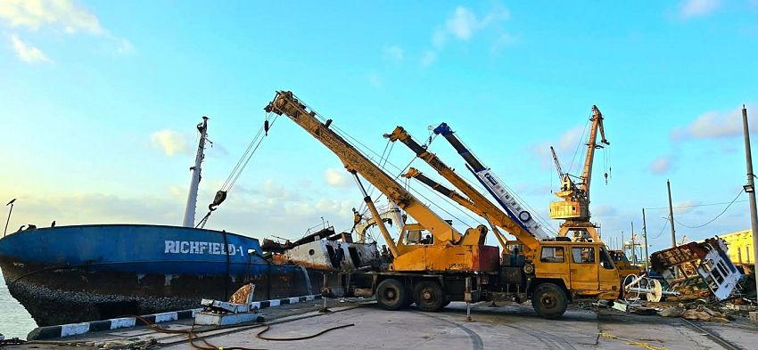 انتشال ثاني أكبر سفينة غارقة في ميناء الاصطياد السمكي بعدن