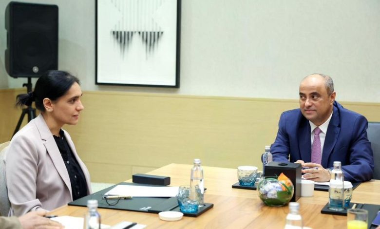 رئيس الوزراء يؤكد ان الحكومة لن تحيد عن مسؤولياتها في إنفاذ القرارات السيادية