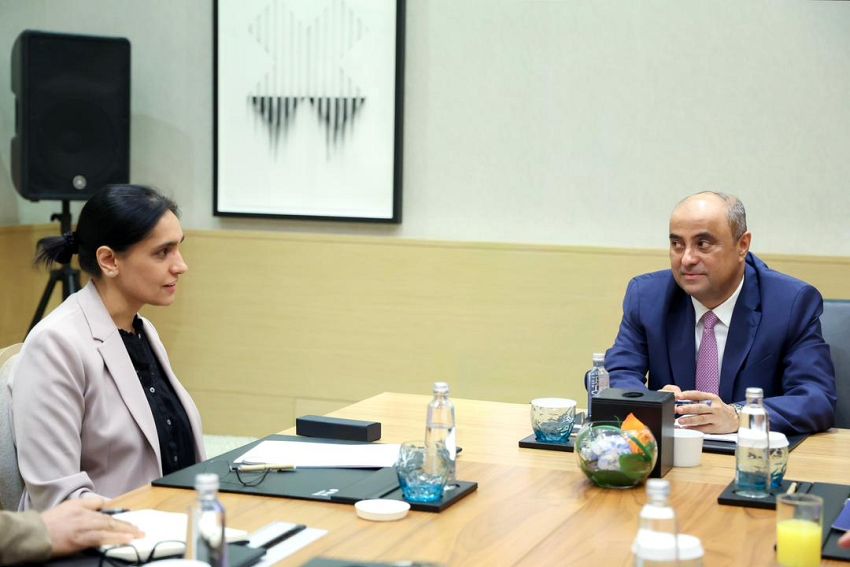 رئيس الوزراء يؤكد ان الحكومة لن تحيد عن مسؤولياتها في إنفاذ القرارات السيادية