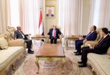 رئيس الوزراء يوجه البنك المركزي ووزارة المالية بتسريع إجراءات صرف الرواتب المتأخرة للموظفين والمتقاعدين والشهداء والجرحى