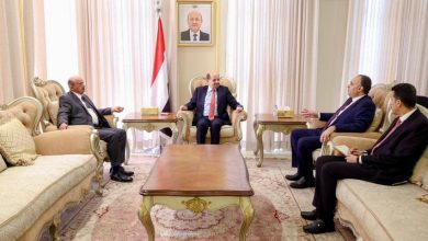 رئيس الوزراء يوجه البنك المركزي ووزارة المالية بتسريع إجراءات صرف الرواتب المتأخرة للموظفين والمتقاعدين والشهداء والجرحى