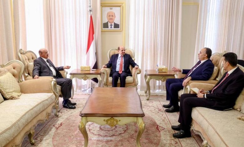 رئيس الوزراء يوجه البنك المركزي ووزارة المالية بتسريع إجراءات صرف الرواتب المتأخرة للموظفين والمتقاعدين والشهداء والجرحى