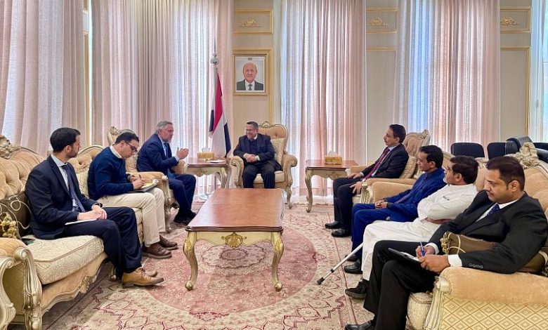 رئيس مجلس الشورى يبحث مع سفير الاتحاد الأوروبي جهود دعم السلام والاستقرار في اليمن