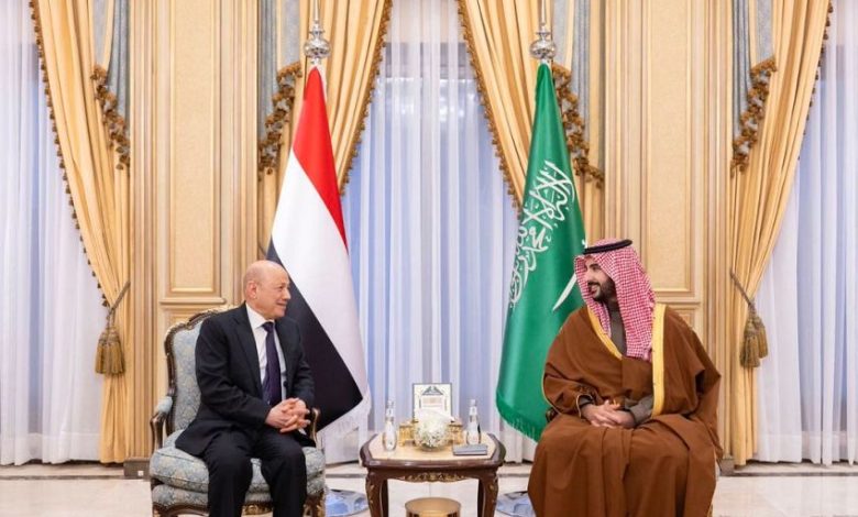 رئيس مجلس القيادة يبحث و وزير الدفاع السعودي مستجدات الاوضاع الوطنية وآفاق الشراكة الواعدة بين البلدين