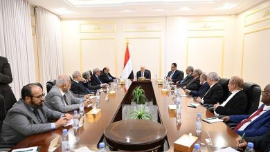 رئيس مجلس القيادة يحذر من أي محاولة للالتفاف على القرارات السيادية ويدعو إلى خطاب مسؤول يعلي قيم الدولة والتعايش