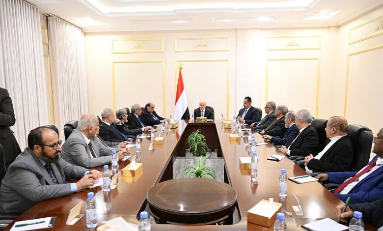 رئيس مجلس القيادة يحذر من أي محاولة للالتفاف على القرارات السيادية ويدعو إلى خطاب مسؤول يعلي قيم الدولة والتعايش